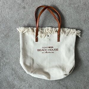 embroidered beach bag with magnetic closure